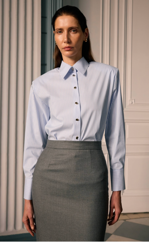 Сорочка у біло-блакитну смужку з чіткою лінією плеча