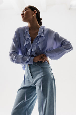 JEANS WITH ACCENT BUTTON