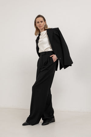 CLASSIC PLEATED TROUSERS