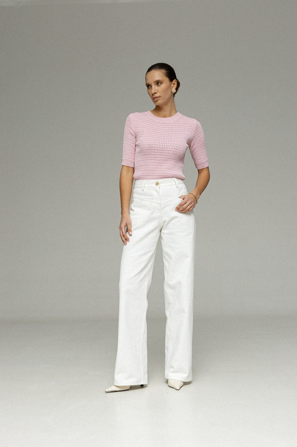 WHITE JEANS WITH UNDERCUTS 