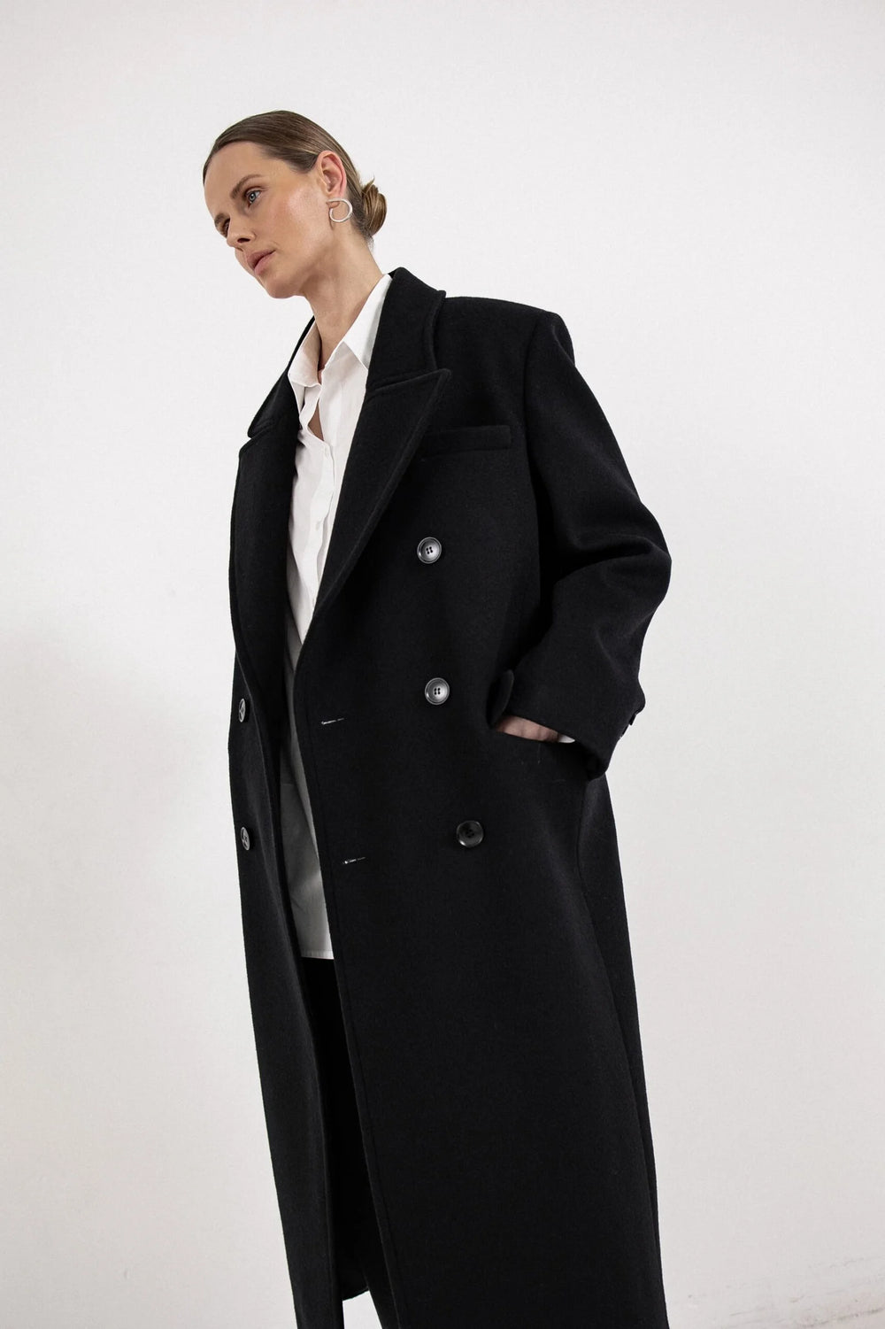 COAT WITH INCREASED SHOULDER LINE