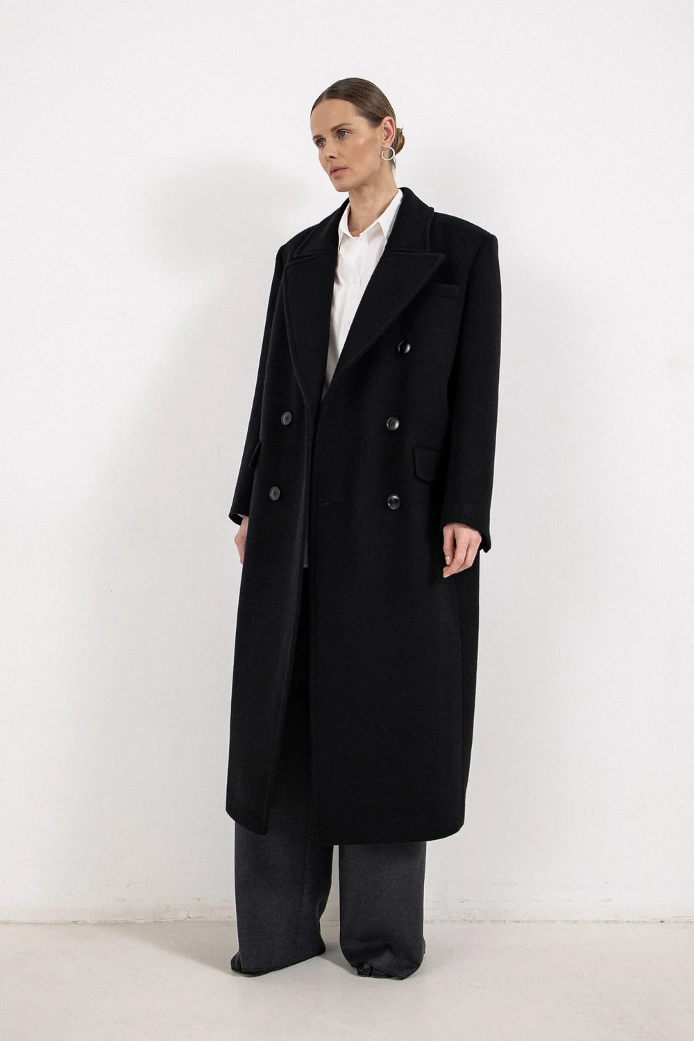 COAT WITH INCREASED SHOULDER LINE