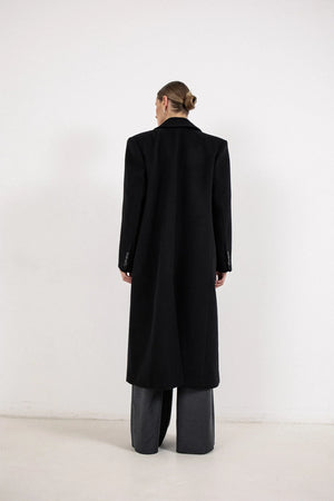 COAT WITH INCREASED SHOULDER LINE
