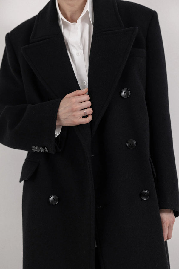 COAT WITH INCREASED SHOULDER LINE